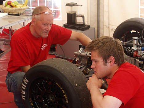 Dækvalget er altid en svær beslutning, men Nils K. Vestergaard (t.h.) gjorde det rigtige i Trophy of the Dunes på Zandvoort.